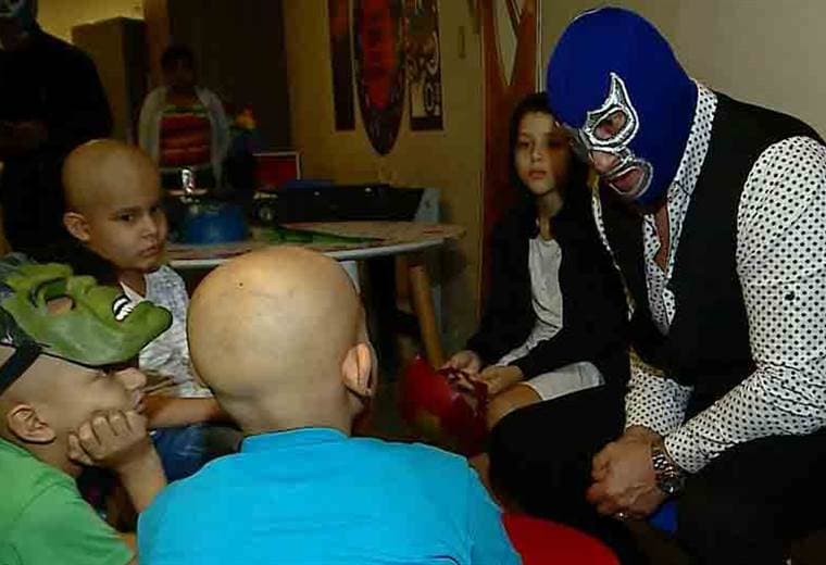 Blue Demon Jr visitó a niños con cáncer y les dejó un gran mensaje para no rendirse