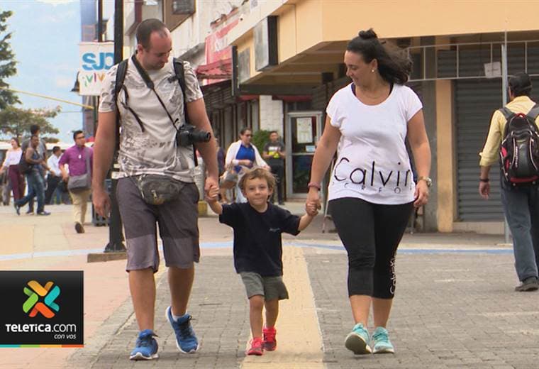 Familia argentina viaja en carro hacia Alaska y en su aventura pasa por Costa Rica