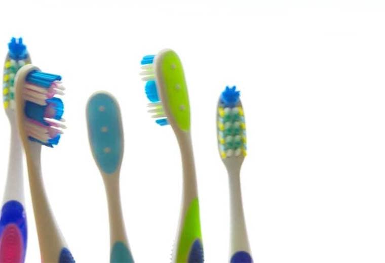¿Cuál tipo de cepillo de dientes limpia mejor el duro o el suave?