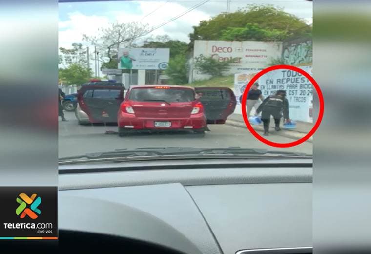 Policía nicaragüense sacó víveres de negocios y quitó bebidas que lleva la gente en sus vehículos 