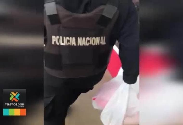 Policía nicaragüense sacó víveres de negocios y quitó bebidas que lleva la gente en sus vehículos