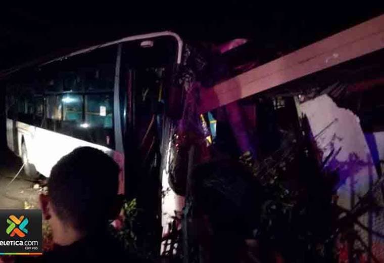 Autobús colisiona contra vivienda en Alajuelita