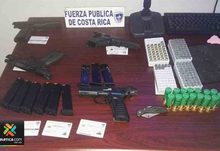 Oficiales de Esparza aprehenden a cinco sujetos que tenían retenido a un hombre y decomisan armas de fuego