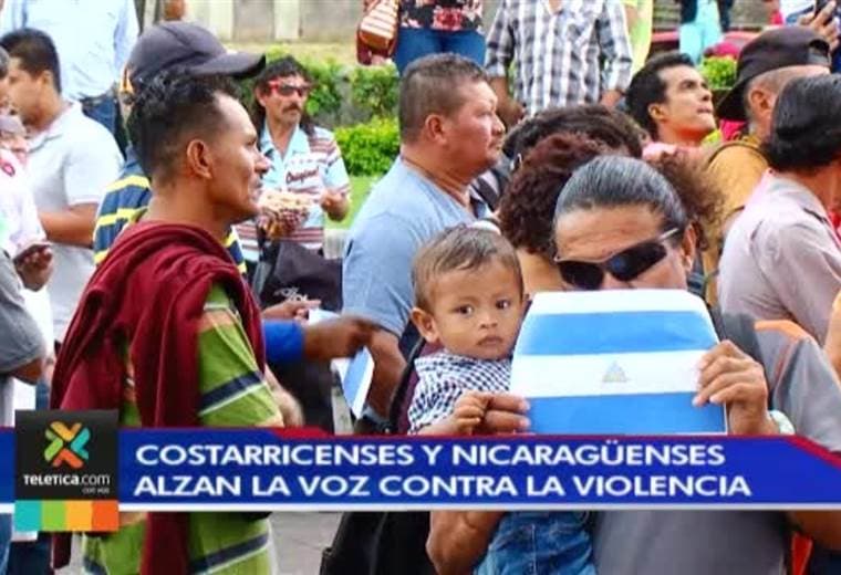 Grupo de costarricenses y nicaragüenses protestó este domingo contra la violencia que vive el vecino país