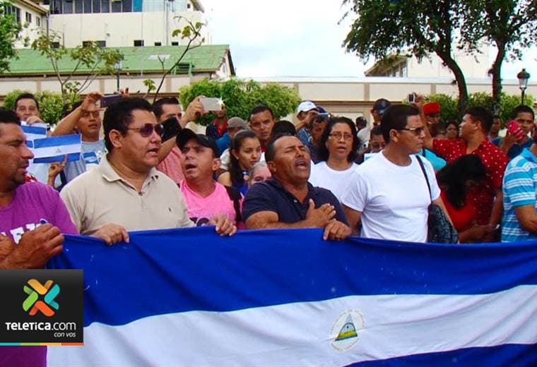 Grupo de costarricenses y nicaragüenses protestó este domingo contra la violencia que vive el vecino país
