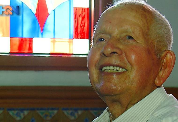 Tiene 91 años y es el encargado de cantar, leer la palabra y hasta cuidar la iglesia de este cantón josefino. Si bien no es el sacristán, en muchas ocasiones se ofrece a realizar estas labores.