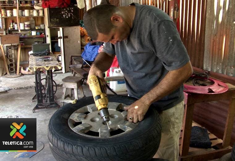 Guanacasteco divide su día entre ser policía y artesano