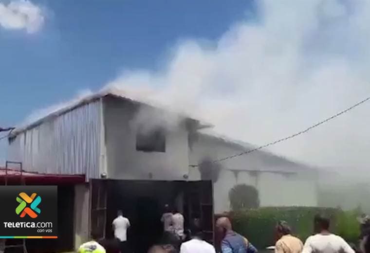 Incendio destruyó una casa y dañó parcialmente otra en Grecia