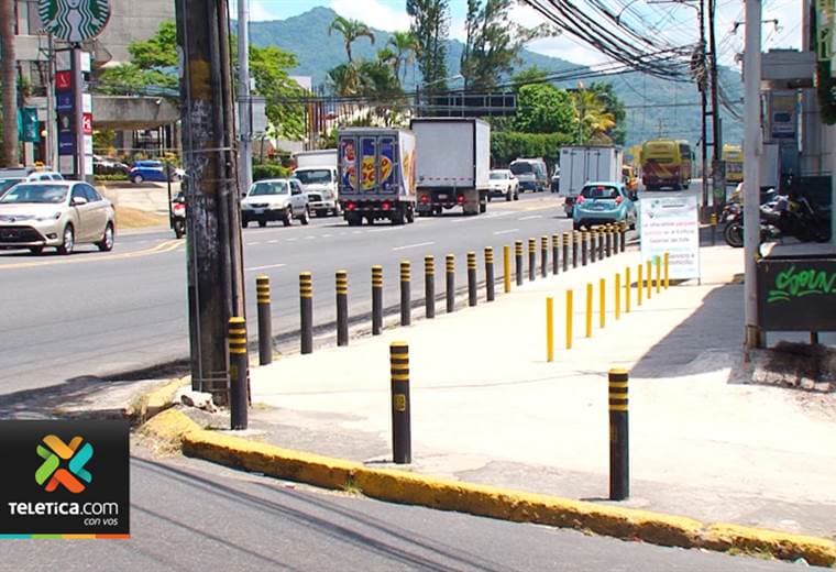 Municipalidad de Curridabat coloca postes en aceras provocando pérdidas a comerciantes