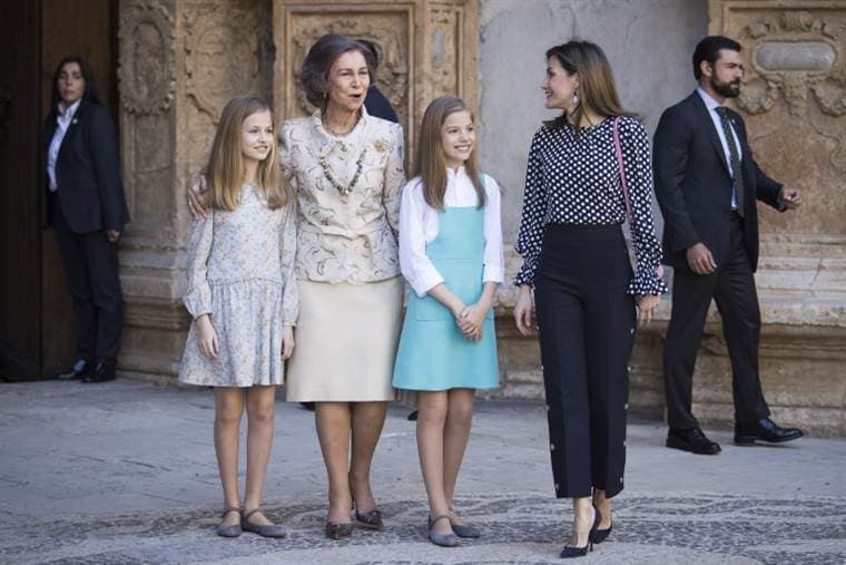 ¿Pelea en Casa Real de España? Letizia no deja que la Reina emérita se tome fotos con sus nietas
