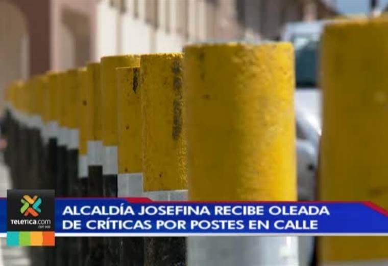 Municipalidad de San José recibe críticas por la colocación de postes en medio de una calle