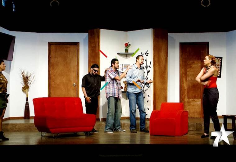 "Los Bonobos", son tres amigos que viven juntos, uno es sordo, otro es mudo y otro es ciego y planean conquistar a tres mujeres, es una obra de comedia que se presenta en Teatro Torres.