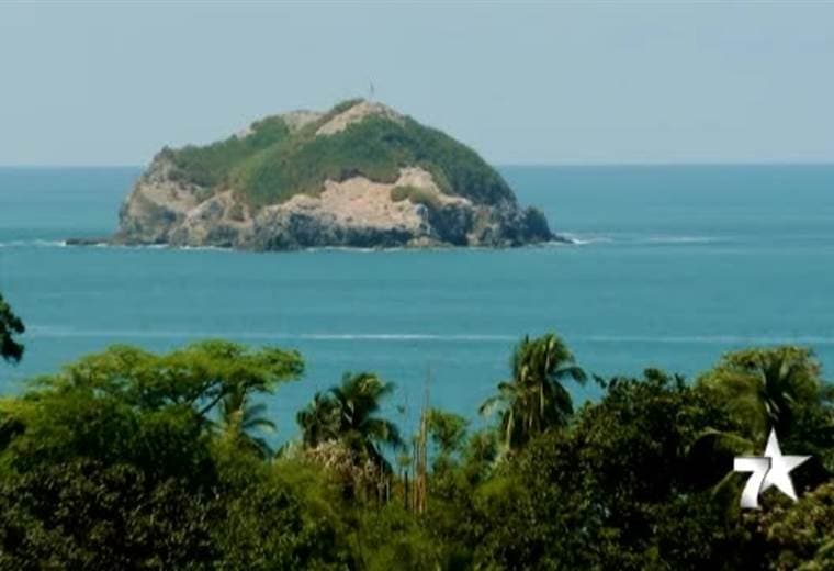 Viajamos a Manuel Antonio, Quepos, para conocer un novedoso hotel que se construyó de containers, hablamos de El Faro Beach Hotel que se encuentra inmerso en las montañas y con espectaculares vistas a la playa. Cada uno de estos container, es una habitación en total suman 50 habitaciones, en un terreno de una hectárea.