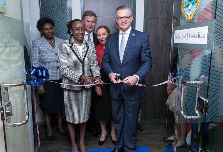 El canciller Manuel González inauguró este viernes la embajada en Kenia. Cortesía Cancillería