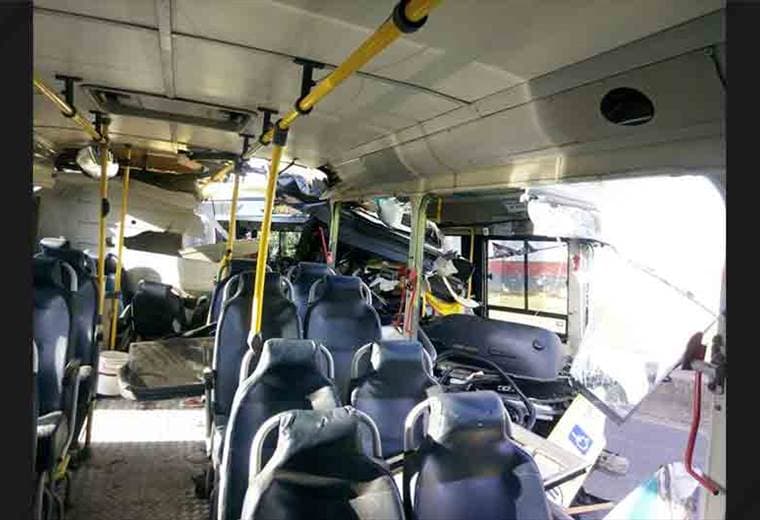 Dos autobuses chocaron en la General Cañas