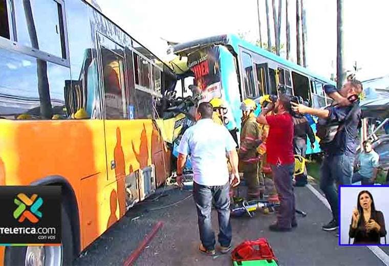 Choque entre autobuses deja varias personas heridas de gravedad en autopista General Cañas