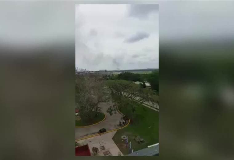 Avión cae con 113 pasajeros a bordo cae en Cuba, alto número de víctimas