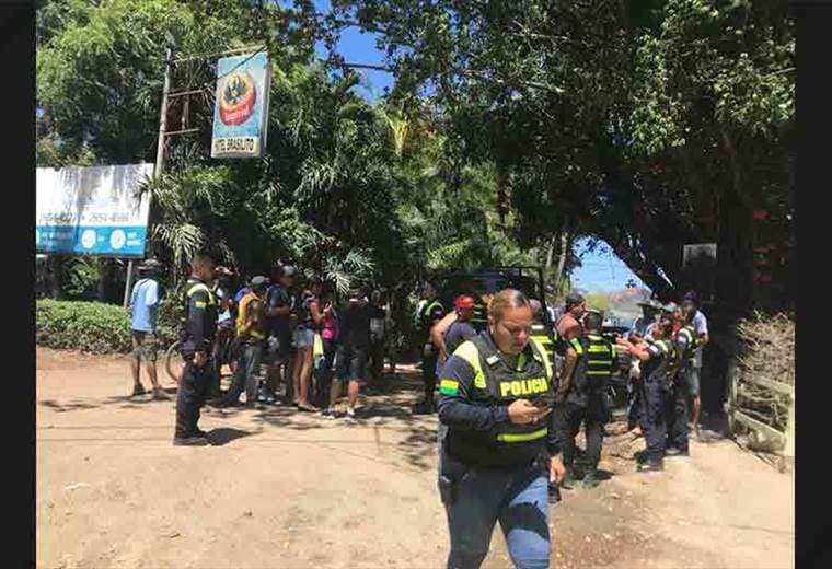 Vecinos se oponen al cierre de un acceso a una playa en Guanacaste