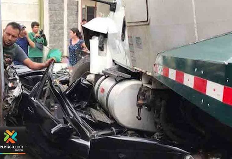 Camión de basura aplastó varios carros en Barreal de Heredia