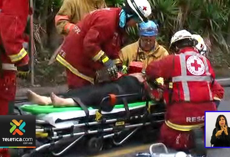 Mujer es trasladada al hospital tras aparatoso accidente de tránsito en Santo Domingo de Heredia