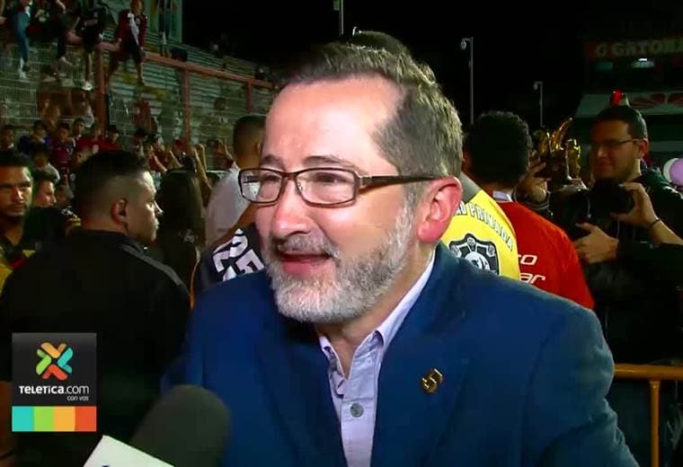 Presidente del Saprissa deja entrever que Vladimir Quesada seguirá como técnico