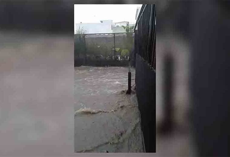 Inundaciones en Barrio Luján por lluvias de este lunes en la tarde