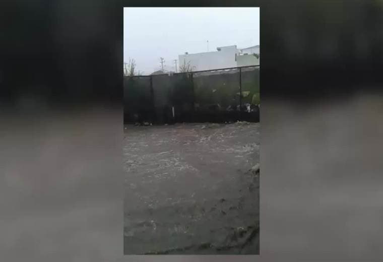 Inundaciones en Barrio Luján por lluvias de este lunes en la tarde