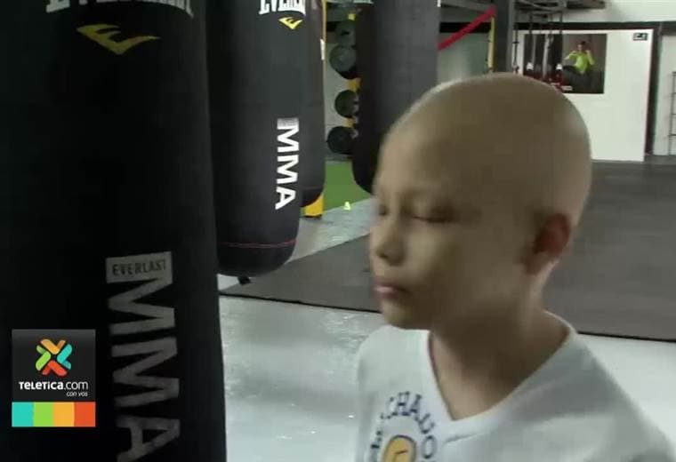 Boxeadores y luchadores de artes marciales se unen para ayudar a un niño con cáncer