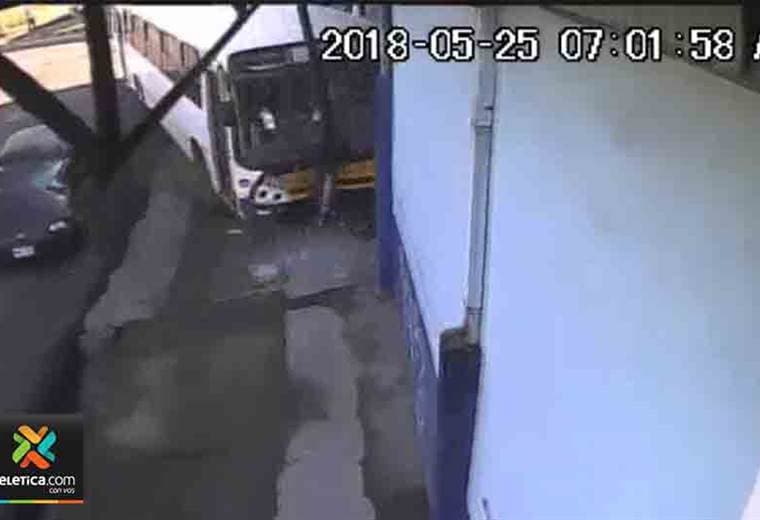 Video capta choque del bus contra una propiedad en San José