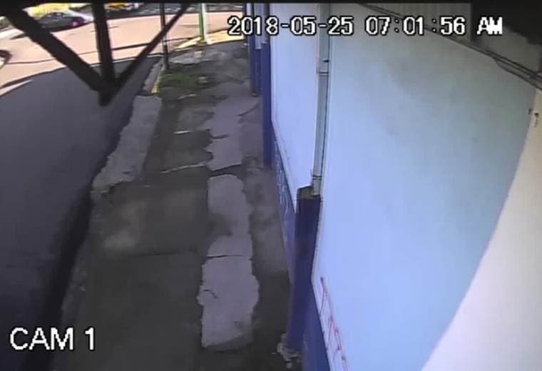 Video capta choque del bus contra una propiedad en San José