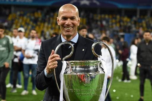 Zinedine Zidane junto a la décimo tercera Champions.|AFP