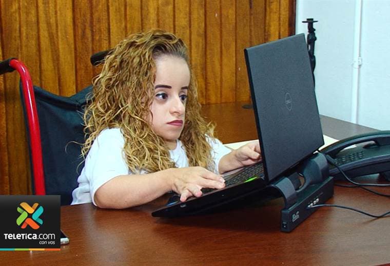 Regidora de Goicoechea mide 78 centímetros, tiene huesos de cristal y es todo un ejemplo de vida