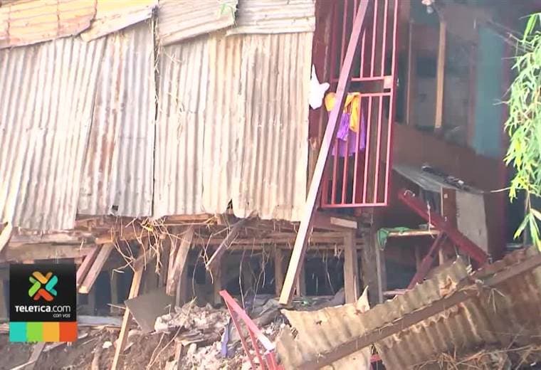 Dos familias de San Rafael Abajo de Desamparados tuvieron que dejar sus casas tras deslizamiento