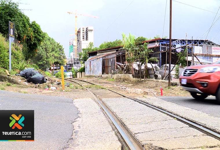 Inician obras menores para instalar agujas en los cruces del tren
