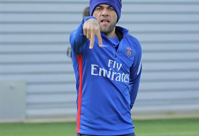 Dani Alves, lateral brasileño del PSG.