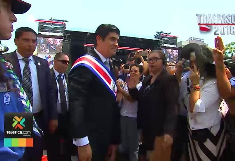 Carlos Alvarado lució sombrero de paja e hizo un Facebook Live: curiosidades del Traspaso de Poderes