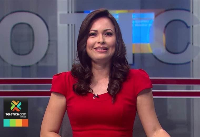 Policía de Tránsito de China detiene a mujer manejando carrito chocón en la autopista agosto