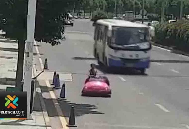 Policía de Tránsito de China detiene a mujer manejando carrito chocón en la autopista agosto