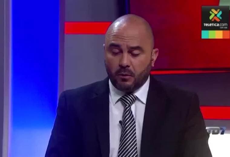 Kristian Mora lamenta que Óscar Ramírez parece no saberse los nombres de los jugadores rivales.