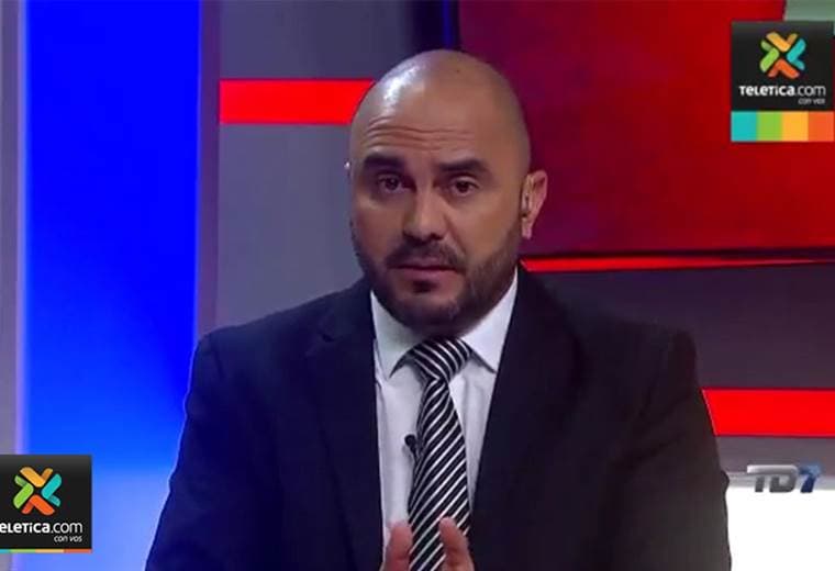 Kristian Mora lamenta que Óscar Ramírez parece no saberse los nombres de los jugadores rivales.