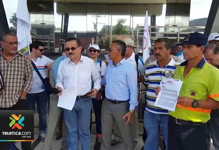 Trabajadores protestan y rechazan rebajo de cesantía de 20 a 8 años