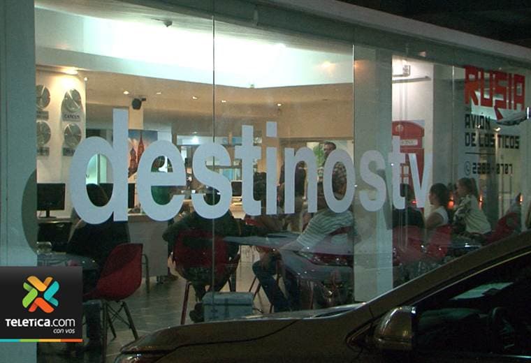 Clientes llegan a oficinas de Destinos TV a pedir explicación por cancelación de viaje a Rusia