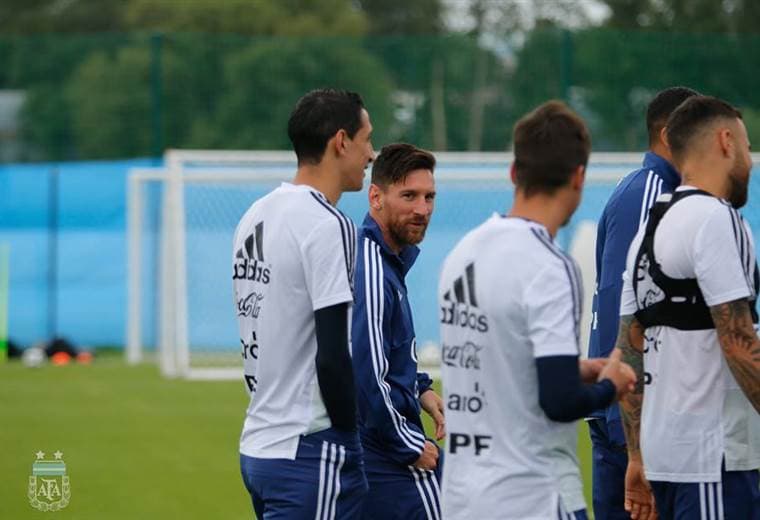 Lionel Messi lidera las prácticas en Argentina.|AFP