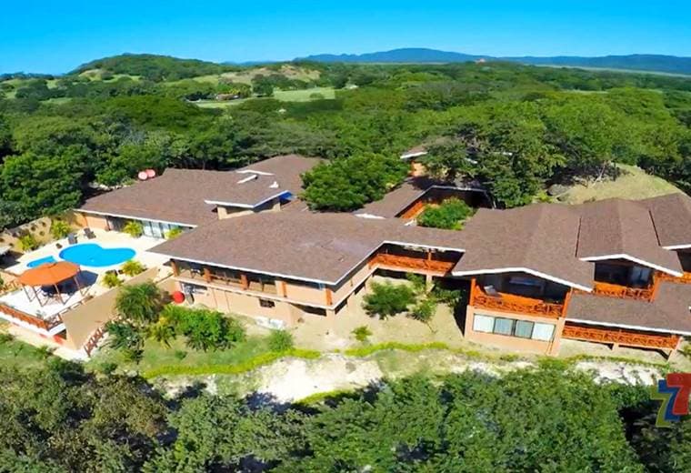 Nuestro destino de hoy está a tres horas de San José, en Puerto Humo de Nicoya, en el hotel Rancho Humo. Este hotel boutique se compone de 10 habitaciones, dividas en tres categorías con finos acabados y relajantes vistas que se aprecian desde su balcón, las tarifas por noche en ocupación doble van desde los 320 hasta los 500 dólares, con los tres tiempos de comida incluidos. En la propiedad de Rancho Humo Estancia, se puede disfrutar de 3 ecosistemas: Humedales, Bosque Seco y Manglares. Pero hay otras amenidades del hotel en sí, como su área de piscina, bar, y restaurante. Comodidad, lujo, contacto con la naturaleza, diferentes ecosistemas, y espectacular gastronomía, son suficientes razones para visitar Rancho Humo Estancia, y por si eso no fuera poco, esta propiedad posee 7 nacientes de agua artesiana.