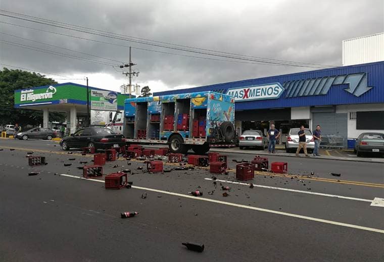 Accidente de tránsito entre camión y vehículo liviano mantiene la calle cerrada en San Pedro