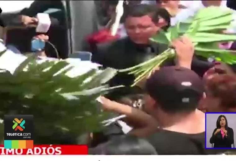 Cientos de personas participaron en el funeral de la familia quemada en Nicaragua