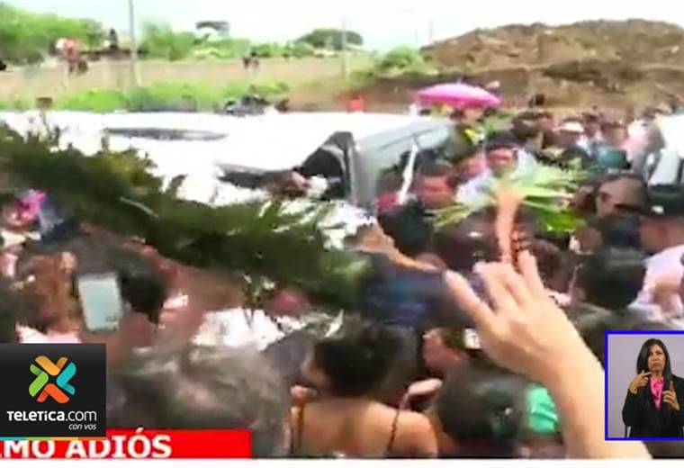 Cientos de personas participaron en el funeral de la familia quemada en Nicaragua