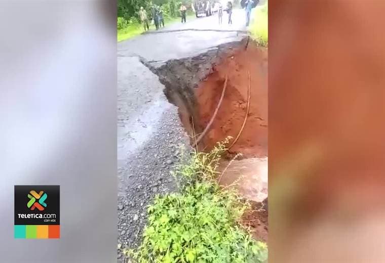 Video muestra momento exacto cuando calle se parte en dos en Upala