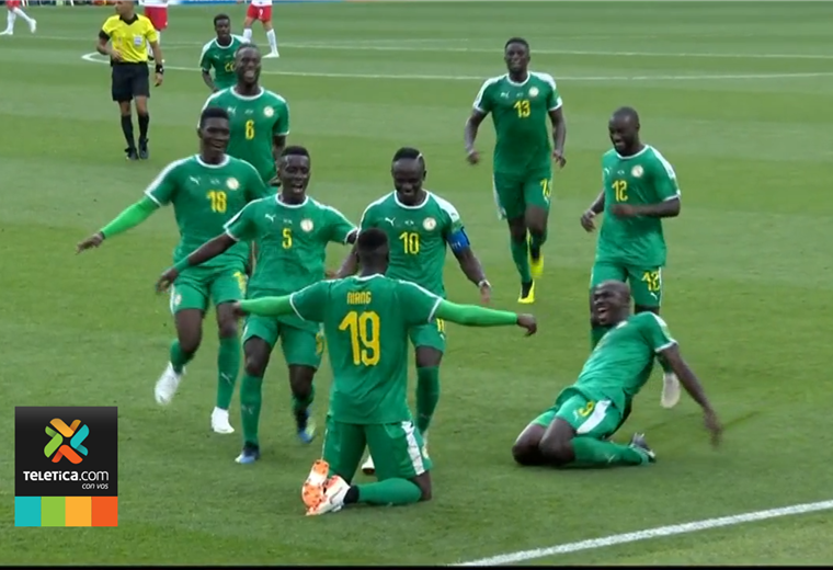 Los jugadores de Senegal celebra el segundo gol ante Polonia.