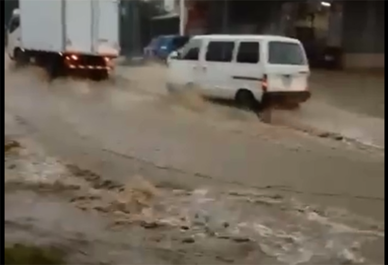Fuertes lluvias convierten en ríos calles de San Juan de Dios de Desamparados